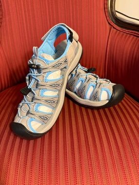 *NEW* Ladies/Womans Active Light Blue-Gray Outdoor Sandals w Bungee Fit Sz 8 1/2